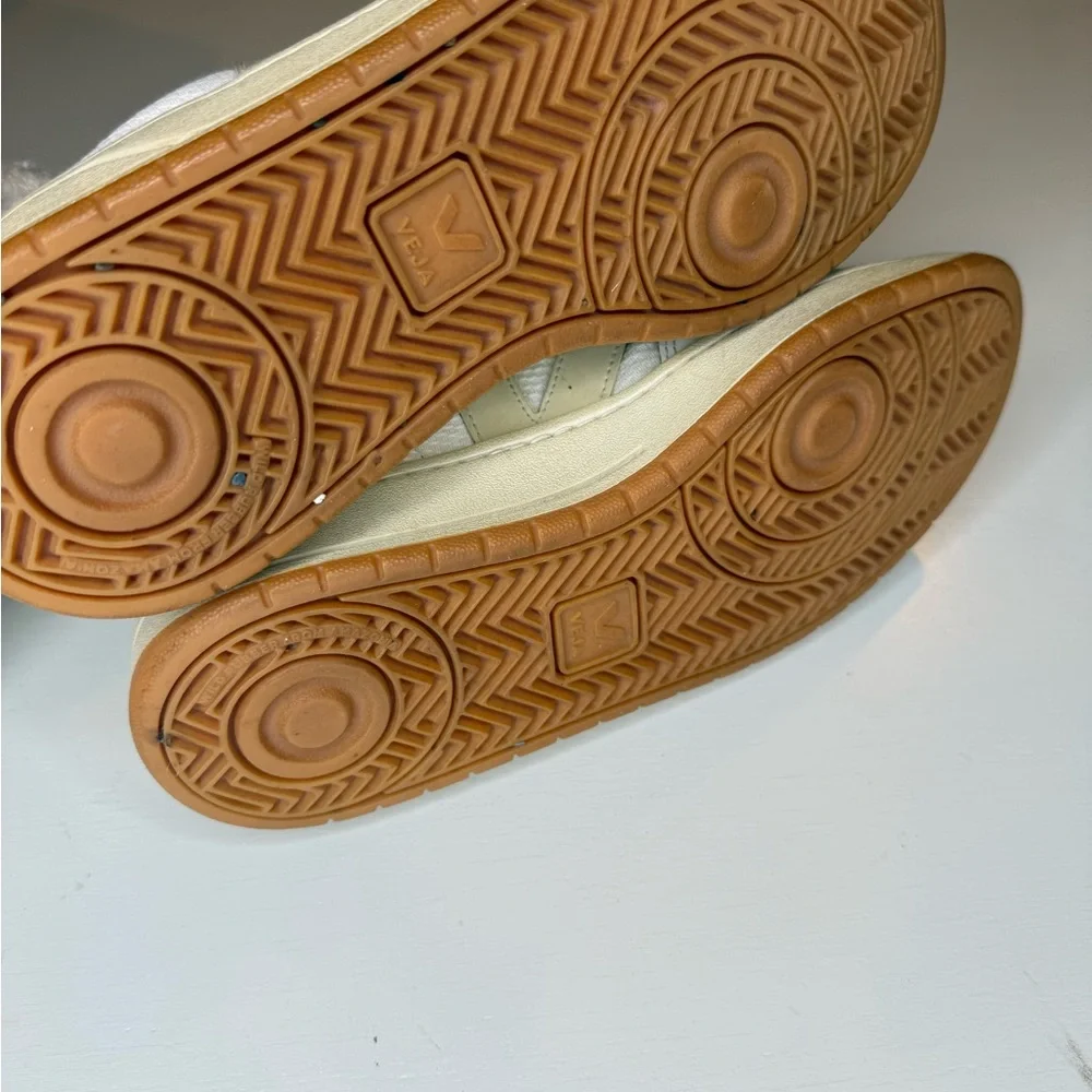 Veja V-12 Sneakers - Picture 6 of 6